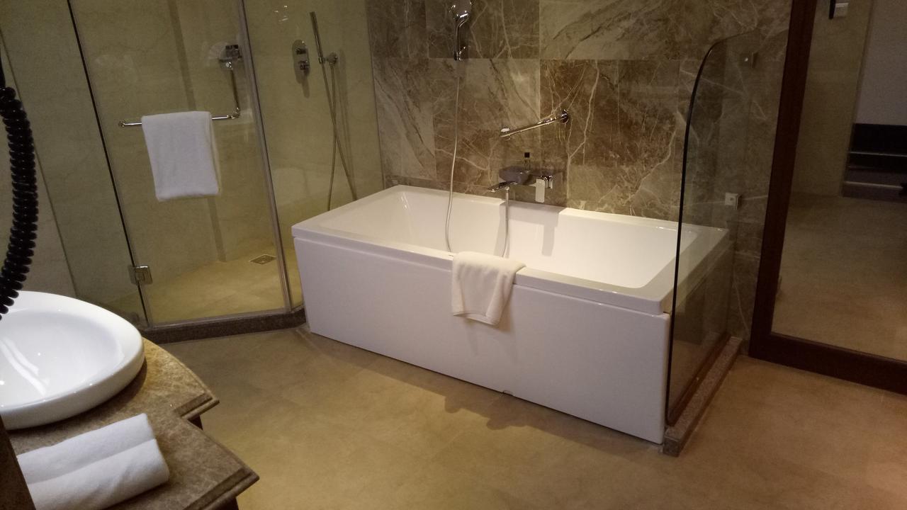 Junior Suite on Two-way Airport Transfer on Food & Beverage services On Laundry service,1604790257:JPEG